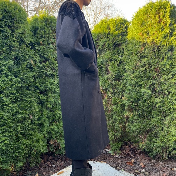 Black vintage wool blend Trench. Sleek and sharp design with unique fur details - Picture 3 of 8